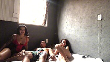 Suruba entre amigos cai na net.