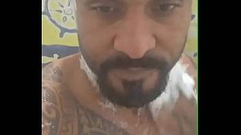 Safadinho pelado tomando banho gostoso