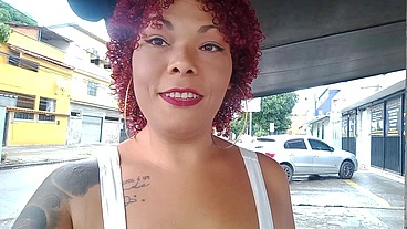 Me exibi dentro do ônibus e o corno melou a cueca!
