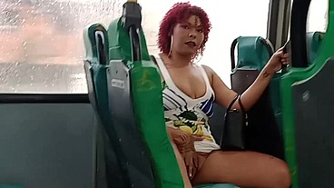 Me exibi dentro do ônibus e o corno melou a cueca!