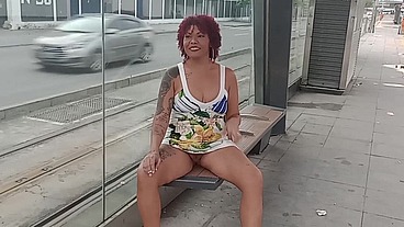 Me exibi dentro do ônibus e o corno melou a cueca!