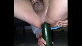 Metida de pepino en el culo