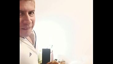 Mama cachonda le da unas buenas mamadas al amigo de su hijastro por miron
