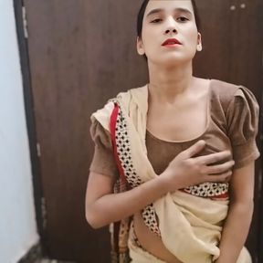 Saree bali bhabhi ne apni chut dikhaya