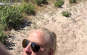 Lara-cumkitten, fremdfick im badeanzug, strand quicki