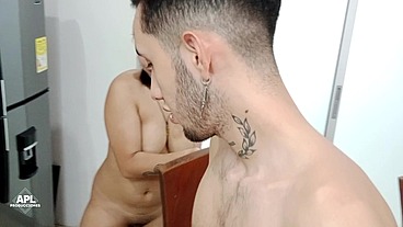 SEÑOR CACHONDO SE FOLLA A HERMOSA CHICA HASTA LOGRAR UN SQUIRT