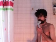 Me hago una rica paja en la ducha hasta sacarme toda la leche