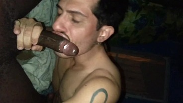 Deixei o pauzão do africano XXL bem duro e depois meti no rabo dele até gozar