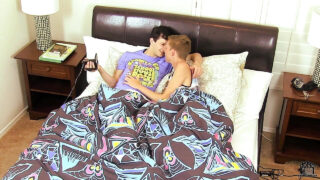 Quan hệ bằng miệng, cưỡi, quan hệ không dùng bao cao su, hôn, dương vật – Phim POV về hai thiếu niên trẻ Jasper Robinson và Tyler Thayer, quan hệ tình dục qua đường hậu môn