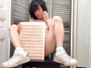 Nude vérifiée et datée. Le minet mince Jon Arteen porte uniquement des chaussettes blanches et des b