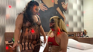 Gordinha rabuda vestindo o amigo do seu pai de mulher, comendo seu cuzinho e humilhando muito a vadia