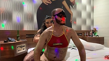 Gordinha rabuda vestindo o amigo do seu pai de mulher, comendo seu cuzinho e humilhando muito a vadia