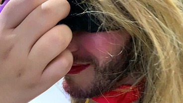 Gordinha rabuda vestindo o amigo do seu pai de mulher, comendo seu cuzinho e humilhando muito a vadia