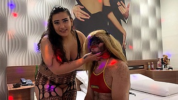 Gordinha rabuda vestindo o amigo do seu pai de mulher, comendo seu cuzinho e humilhando muito a vadia