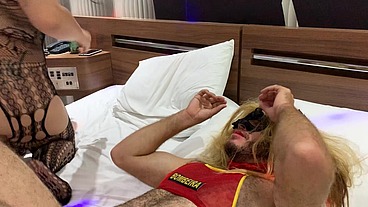 Gordinha rabuda vestindo o amigo do seu pai de mulher, comendo seu cuzinho e humilhando muito a vadia