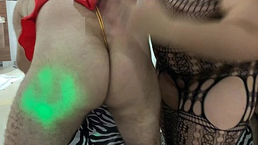 Gordinha rabuda vestindo o amigo do seu pai de mulher, comendo seu cuzinho e humilhando muito a vadia