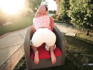 Sophia Leone&#039;s Hawt And Perspired Feet Tease