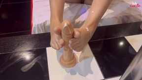 compilado dessa morena safada vestida de empregada brincando com seus pezinhos e bucetinha rosinha