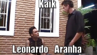 Dövme yaptırmış İspanyol eşcinsel yakışıklılar, açık havada prezervatif kullanarak ilk kez oral seks yapıyor ve anal ilişkiye giriyorlar.