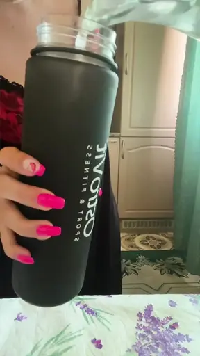 Een bril meisje wordt geneukt terwijl ze eten in een hete ASMR scène.