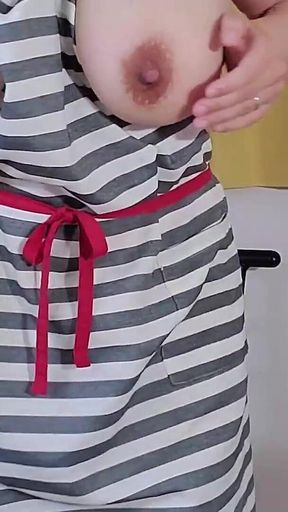 A Perverted Married Woman Masturbates While Wearing an Apron