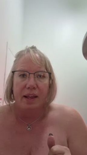 P1SSQUEEN holds her pee in the Tanning Bed