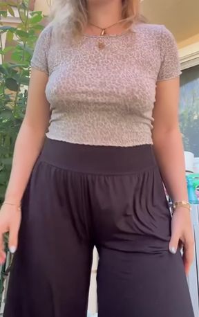 MILF with natural tits enjoys outdoor pussy play