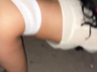 Sexo al aire libre con el novio de mi mejor amiga. Caminando por la calle en panties