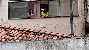 Transei com minha amiga na varanda de casa e ficamos pelada pro pessoal da rua