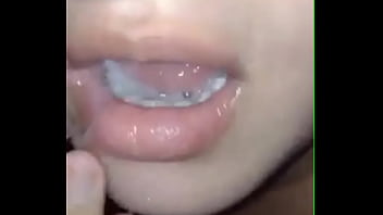 Chupei Ele Enquanto Massageava os P&eacute_s &ndash_ Gozo na Boca e Tes&atilde_o nos Dedos