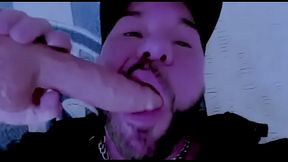 Hombre heterosexual por dinero chupa profundo un dildo enorme