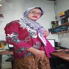 Sexy Hijab Shemale Mitha Zhe Masturbates Cock