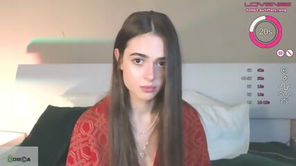 Eine Verfhrerische Glamourse Schnheit Reibt Ihre Heie Muschi An Einem Toy Whrend Einer Intimen Webcamshow Unter Violettem Licht
