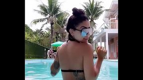 Mc Mirella gostosa na piscina