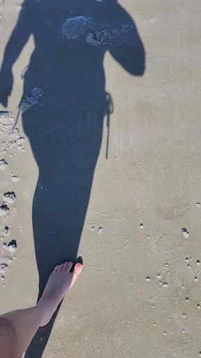 Beach Babe Alert 💥