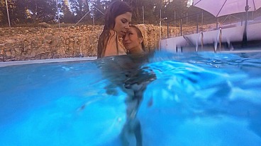 Fucking hot moment in the pool between Julia North and Alice Maze