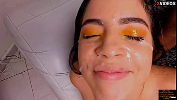 La Putita menuda, Little Lolly, aceitada, follada y con la cara cubierta de semen espeso y pegajoso