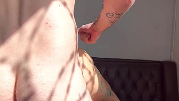 Pegou no flagra com a mulher dele e deu surra de pau nas duas