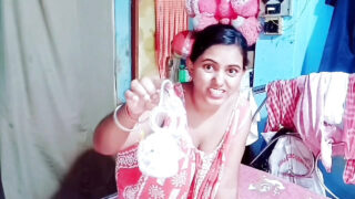 Typ mit großem Schwanz fickt 18-jährige indische Amateur-MILF-Schlampe anal