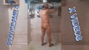 juan se ba&ntilde_a desnudo en el ba&ntilde_o mostrando su rica verga