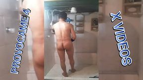 juan se ba&ntilde_a desnudo en el ba&ntilde_o mostrando su rica verga