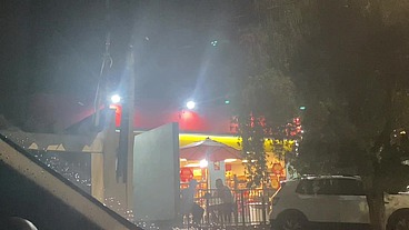 MARIDO CORNO LEVA SUA ESPOSA PARA ACHAR COMEDORES PELA RUA PARA TRANSAR COM ELA