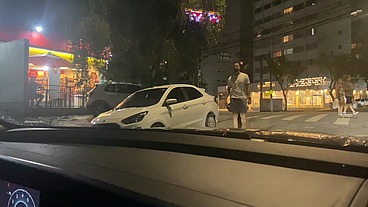 MARIDO CORNO LEVA SUA ESPOSA PARA ACHAR COMEDORES PELA RUA PARA TRANSAR COM ELA
