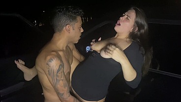 MARIDO CORNO LEVA SUA ESPOSA PARA ACHAR COMEDORES PELA RUA PARA TRANSAR COM ELA