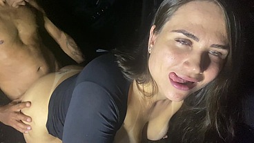 MARIDO CORNO LEVA SUA ESPOSA PARA ACHAR COMEDORES PELA RUA PARA TRANSAR COM ELA
