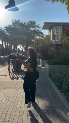 Curvy Latina amature gets herself off on camera