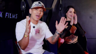 Kiimainen tatuoitu latino cougar Vicca saa isot tissit pomppimaan amatööri anaali-istunnassa