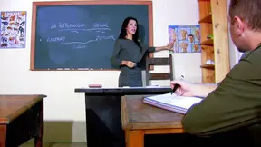 Deutsche Lehrerin ficken auf Tisch und Pult