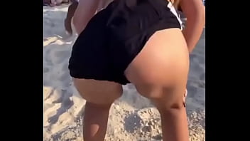 sofia dancando na praia