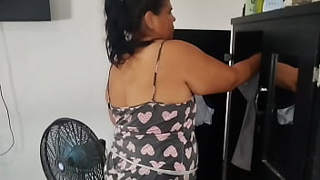 Contrat&eacute_ a esta empleada dom&eacute_stica, entr&oacute_ con esos pantalones cortos mostrando su gran culo.